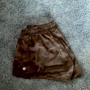 EUC Lululemon Hotty Hot 2.5 Sz 10 in Black Camo